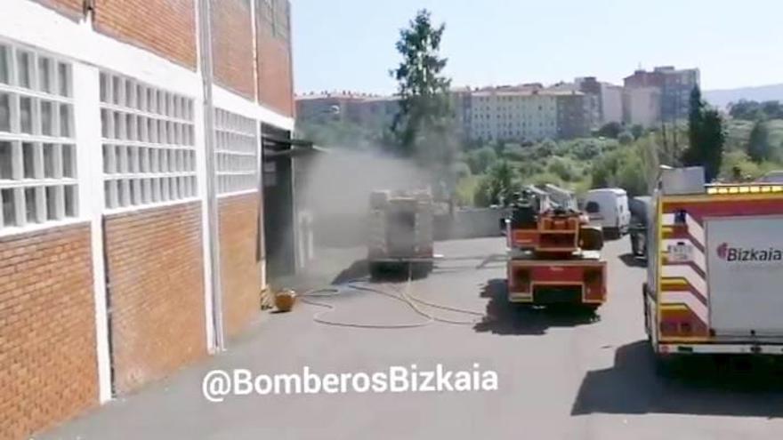 Un incendio causa daños materiales en un pabellón industrial de Leioa