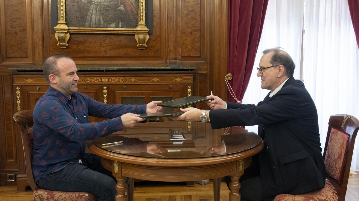 Izagirre y Naya, durante la firma del convenio.
