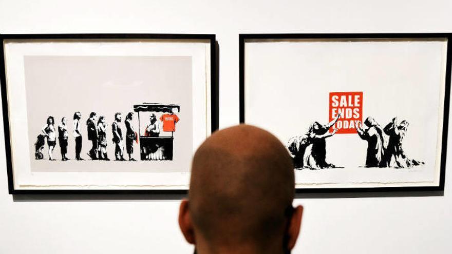 Exponen 150 obras del artista callejero británico Banksy durante la presentación de la exposición &quot;Guerra, Capitalismo y Libertad&quot; en Roma.