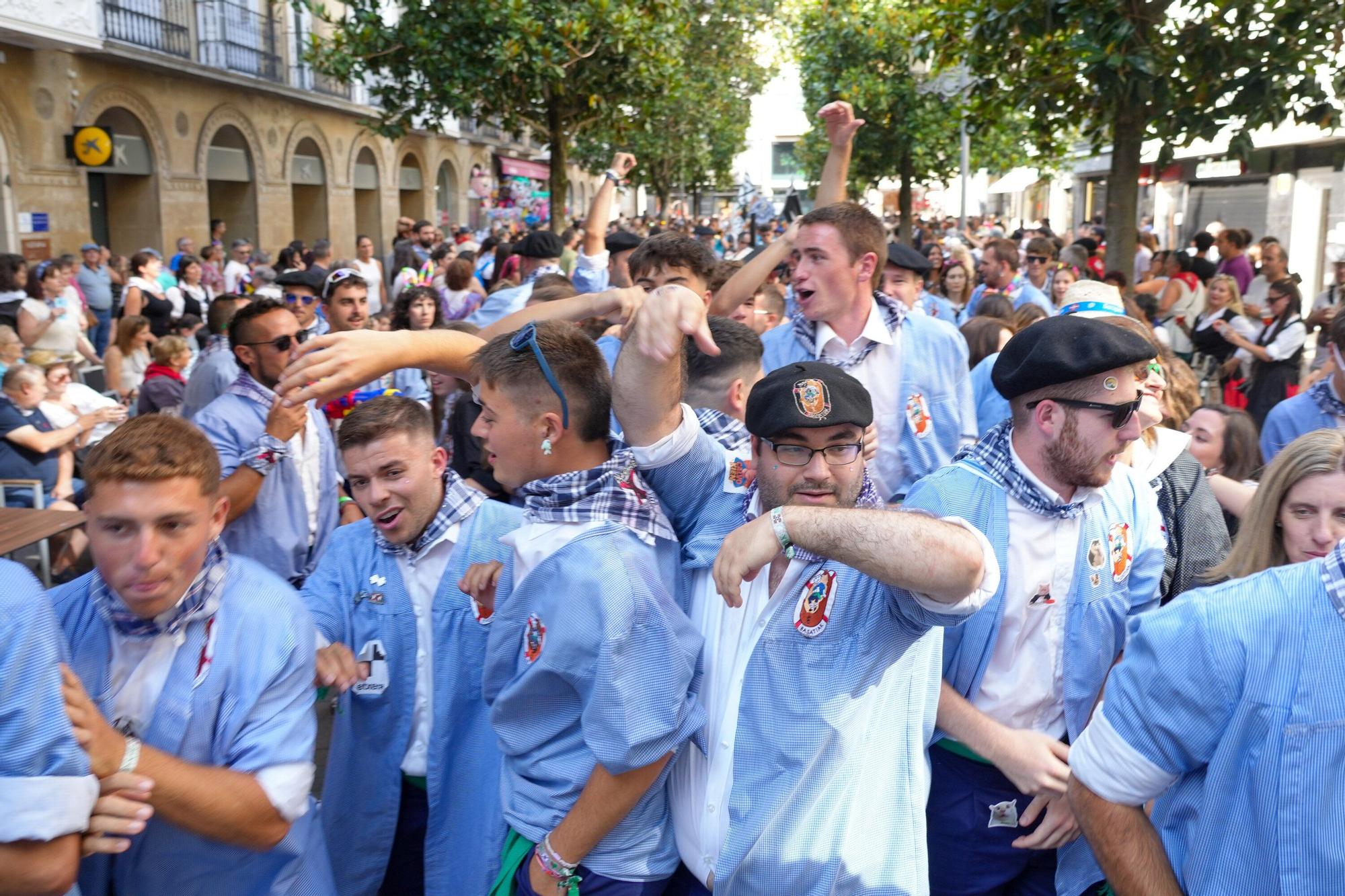 En imágenes: Blusas y neskas desfilan en el primer paseíllo