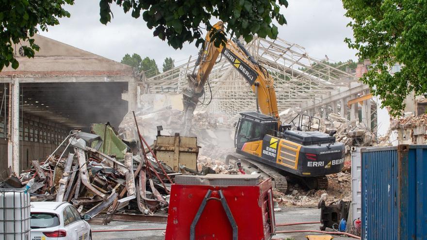 Comienza la demolición de la antigua fábrica de Io