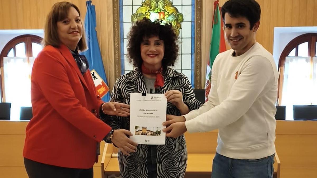 Yoana Menchaca (PSE) y Alaitz Erkoreka y Asier Areitio, del PNV, tras aprobar las cuentas.