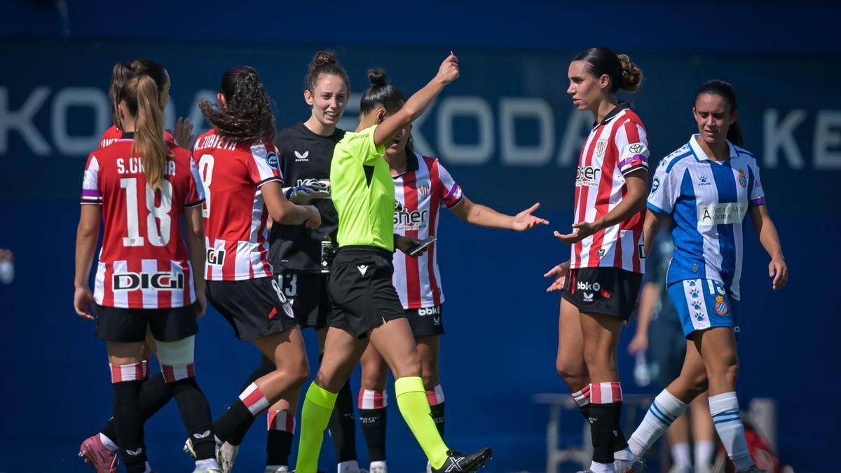 Las jugadoras del Athletic no acabaron muy contentas con la actuación arbitral