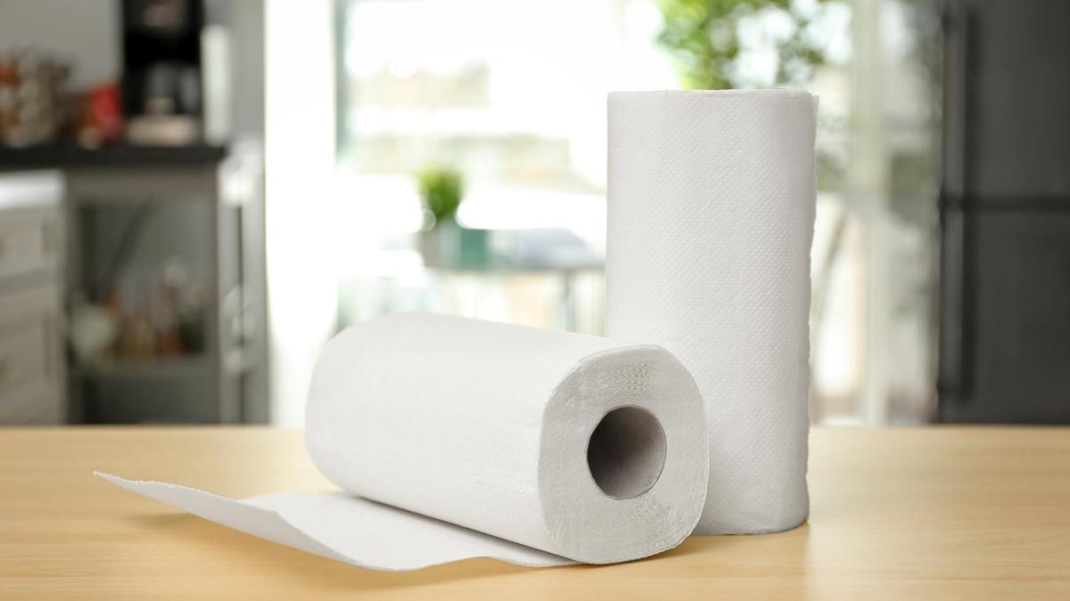 Dos rollos de papel de cocina sobre una mesa.