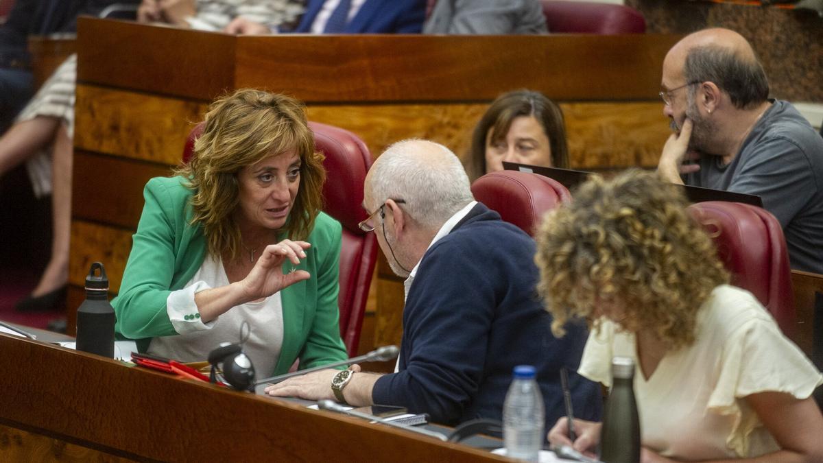 Eva Lopez de Arroyabe charla con su compañero de formación Natxo Urkixo en un pleno de las Juntas.