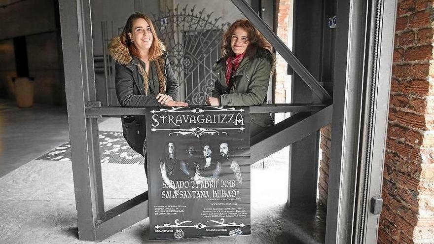 Amaia y Olatz Biain sostienen el cartel promocional de Stravaganzza, en Azkuna Zentroa. Fotografía de Borja Guerrero