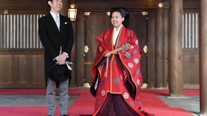 KMA02. TOKYO (JAPAN), 10/29/2018.- La princesa japonesa Ayako de Takamado (d) y su marido, Kei Moriya, conversan con medios de comunicación tras su boda en el templo Meiji en Tokio (Japón) hoy, 29 de octubre de 2018. Tras su boda, la princesa Ayako tendrá