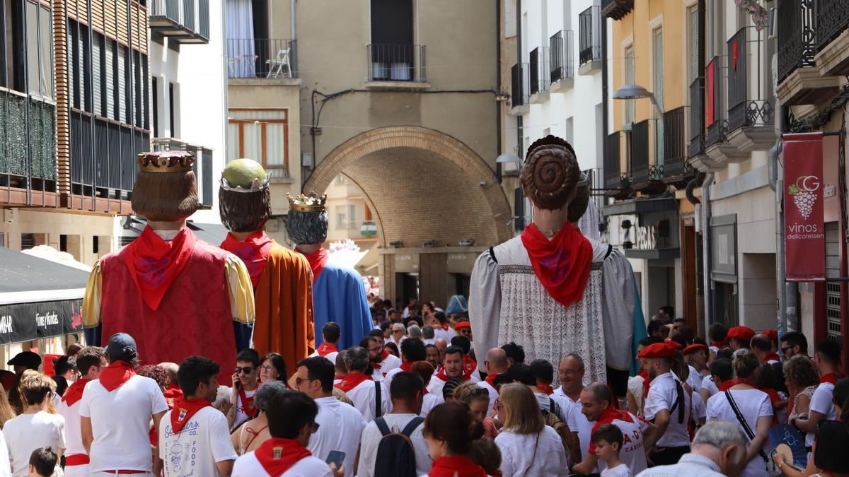 Varios gigantes se acercan al acto central de la gigantada.