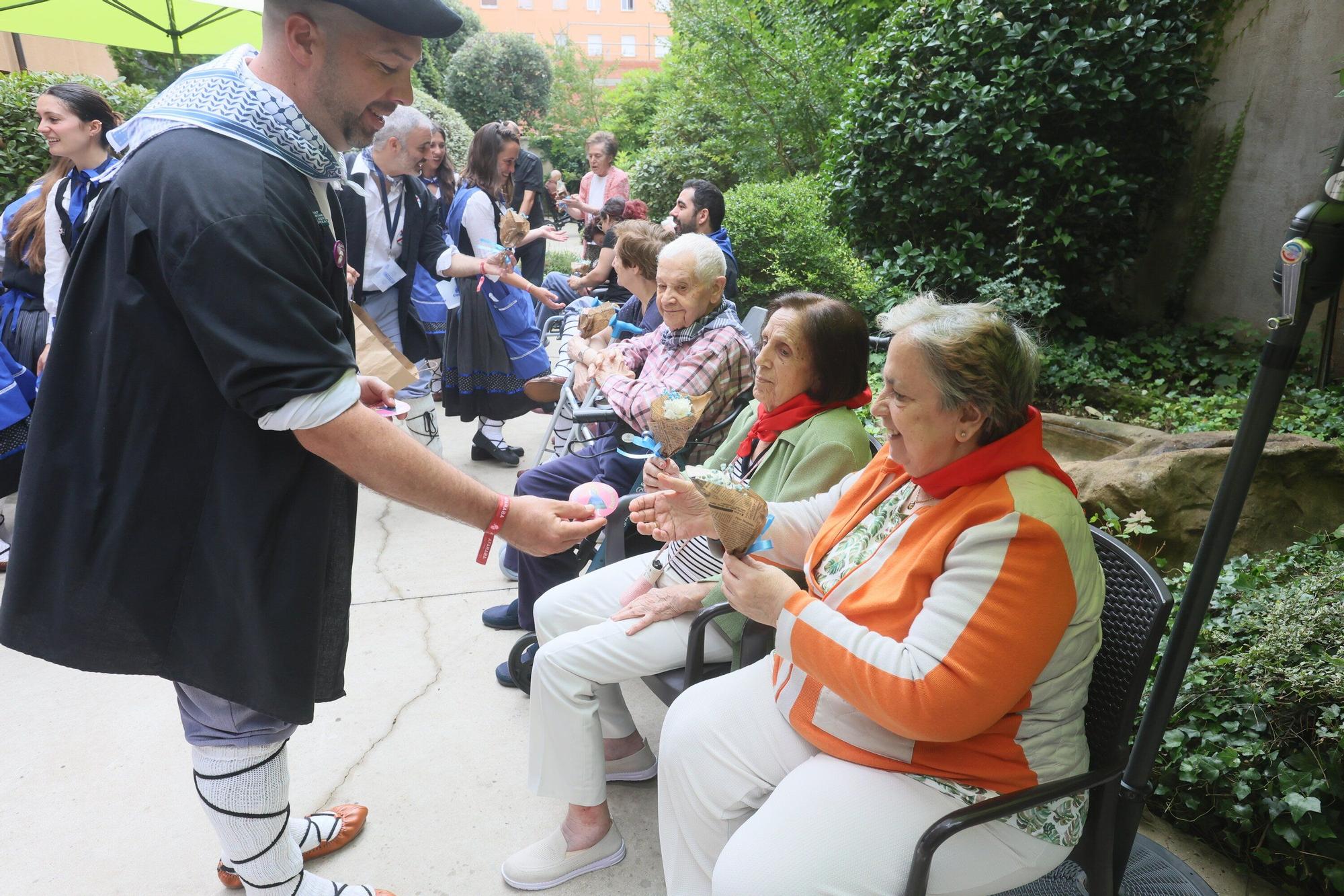 En imágenes: Siberiarrak lleva la fiesta a la residencia de ancianos Albertia Campos