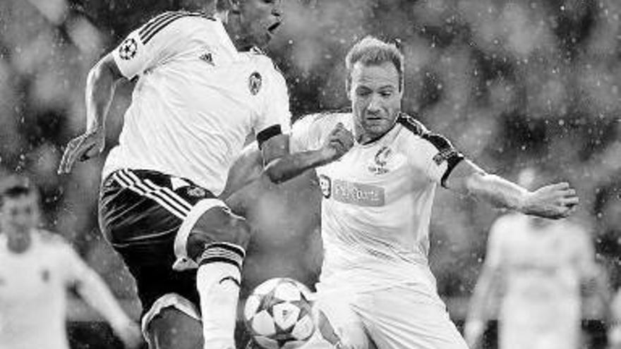 El Valencia se agarra a la fortuna y a Doménech