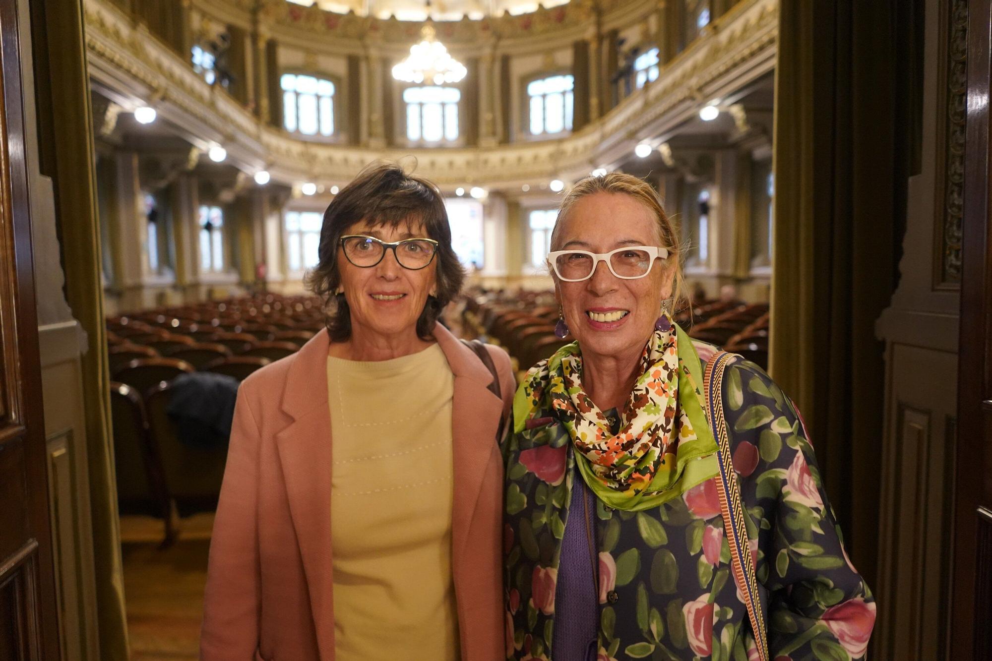 Begoña San Miguel y Menchu Contreras, a las puertas del salón de actos de la biblioteca.