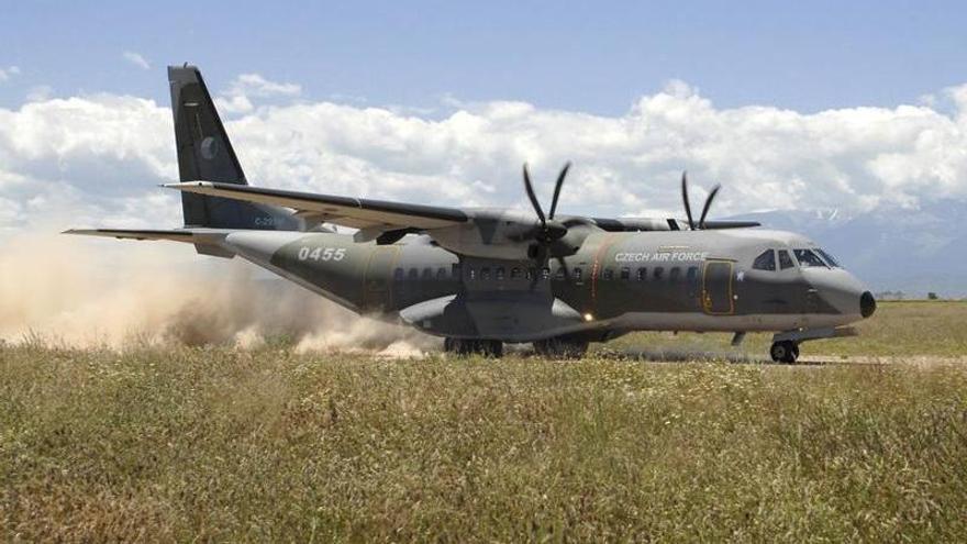 Un avión de transporte aterriza en el aeródromo de Ablitas.