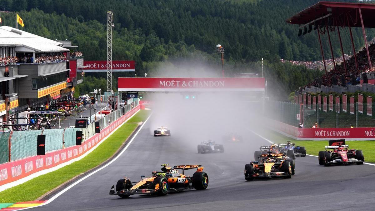 El McLaren de Lando Norris (i) junto al de Oscar Piastri (d) durante la carrera en el circuito de Spa-Francorchamps.
