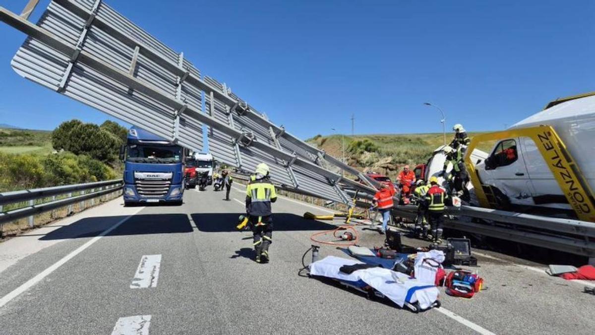 Asistencias sanitarias atienden al conductor accidentado en la AP-15.