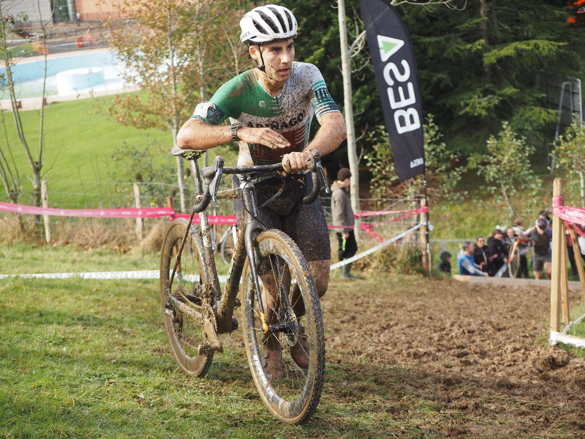 El barro se sumó al espectáculo de ciclocross en Elgoibar