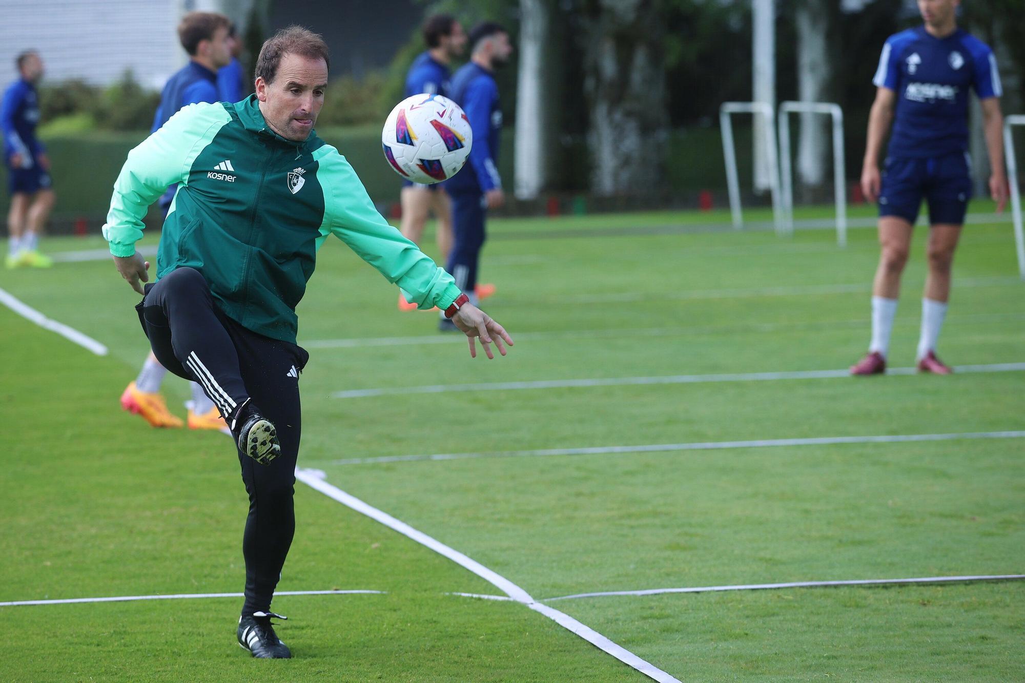 Jagoba Arrasate, 'uno más' en el ejercicio de fútbol - tenis en Tajonar
