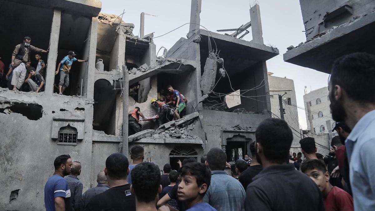 Bombardeos iraelíes sobre Khan Younis en Gaza.