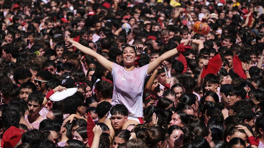 El Chupinazo refresca a los jóvenes que inundan la Plaza del Castillo