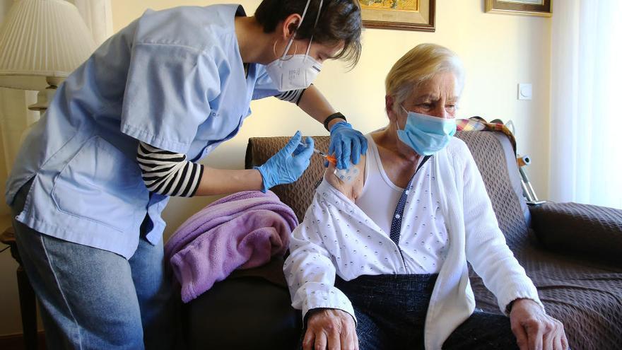 La enfermera Ana Etxarri aplicando la vacuna Janssen a María Arantzazu Egurza en su domicilio de la calle Manteo