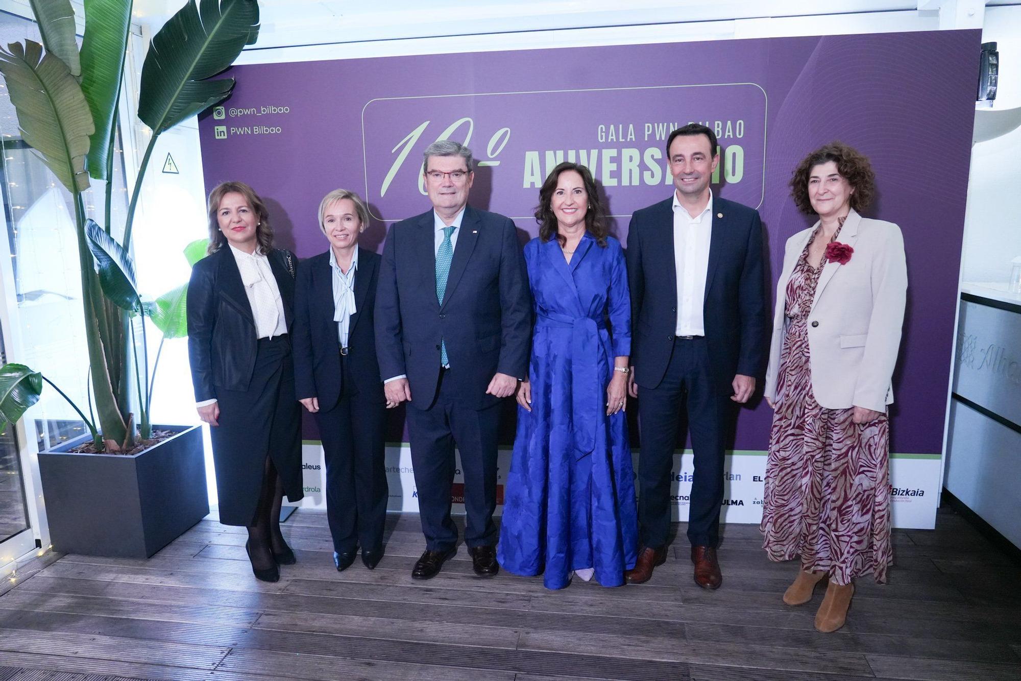 Tamara Yagüe, Ainara Basurko y Juan Mari Aburto con Ana Andueza, presidenta de PWN, Mikel Torres y Elena Pérez  Barredo.