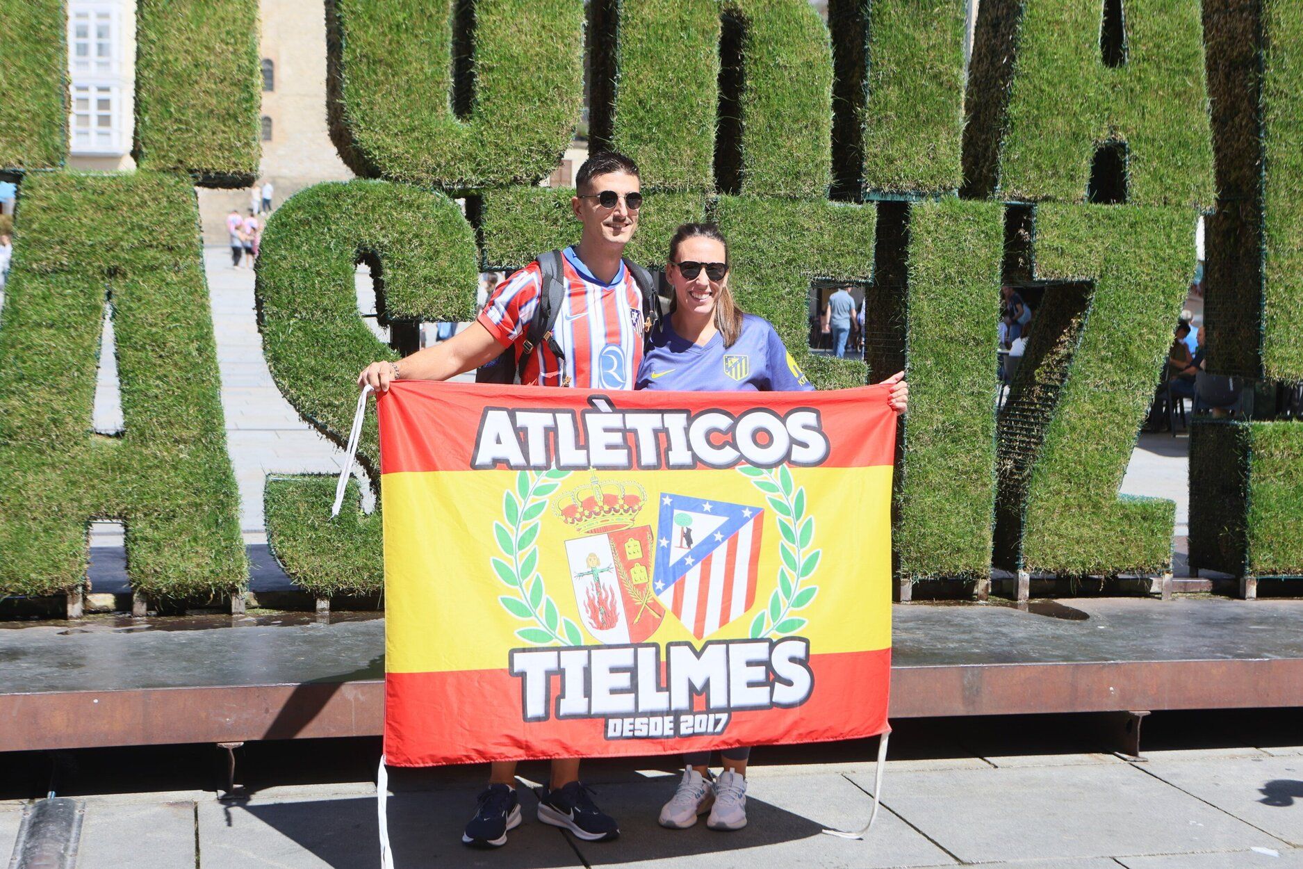 En imágenes: las aficiones de Alavés y Atlético se dejan notar en Vitoria