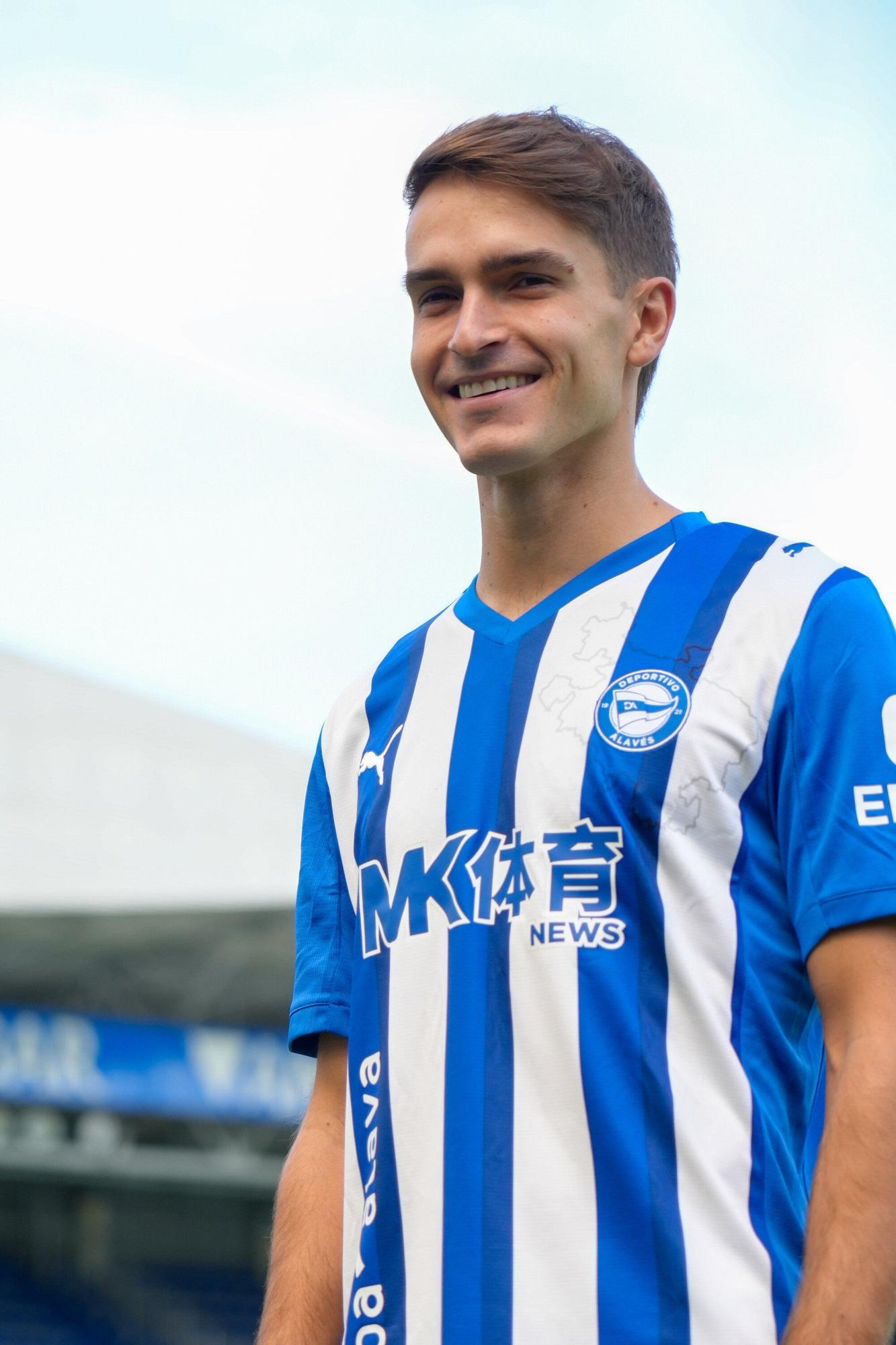 En imágenes: Presentación de Denis Suárez como jugador del Alavés