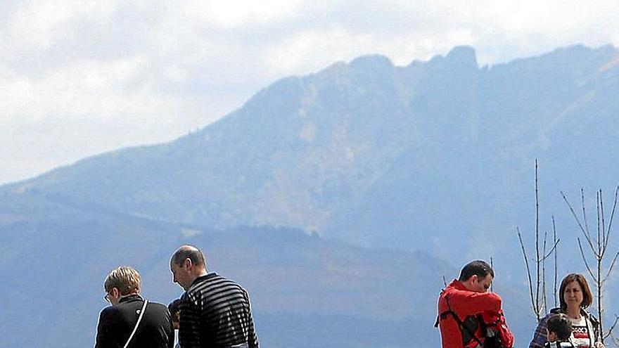 Varias personas en el mirador del fuerte.  | FOTO: IKER AZURMENDI