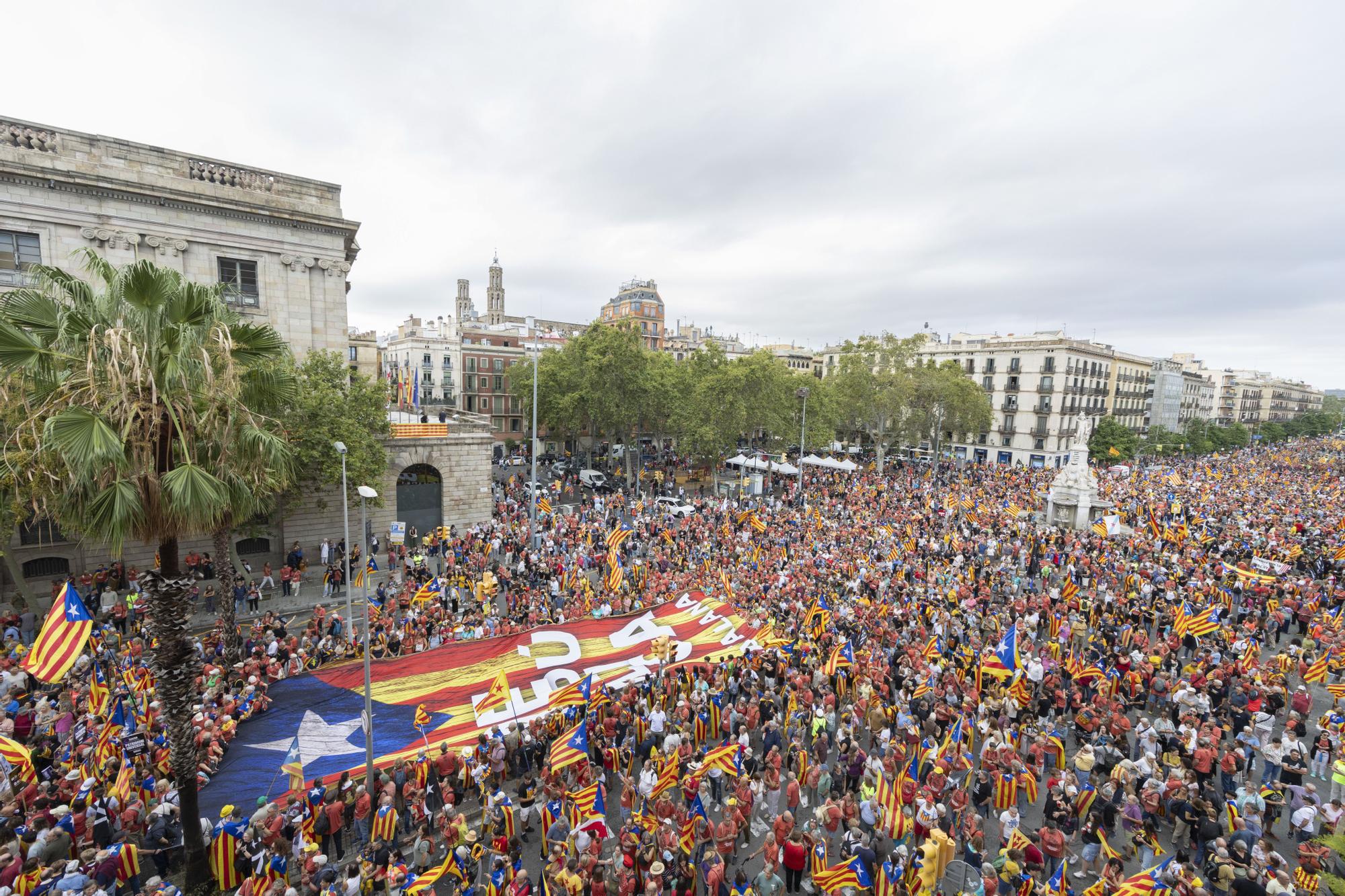Unos 41.500 independentistas se manifiestan en la Diada en Barcelona, Girona y Tortosa