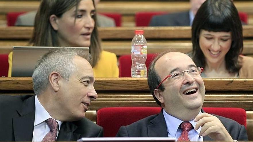 Miquel Iceta, junto a su predecesor al frente del PSC, Pere Navarro, en el Parlament catalán