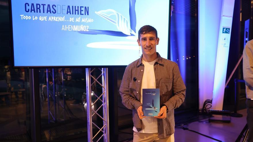 Aihen ‘se desnuda’ en su libro de cartas