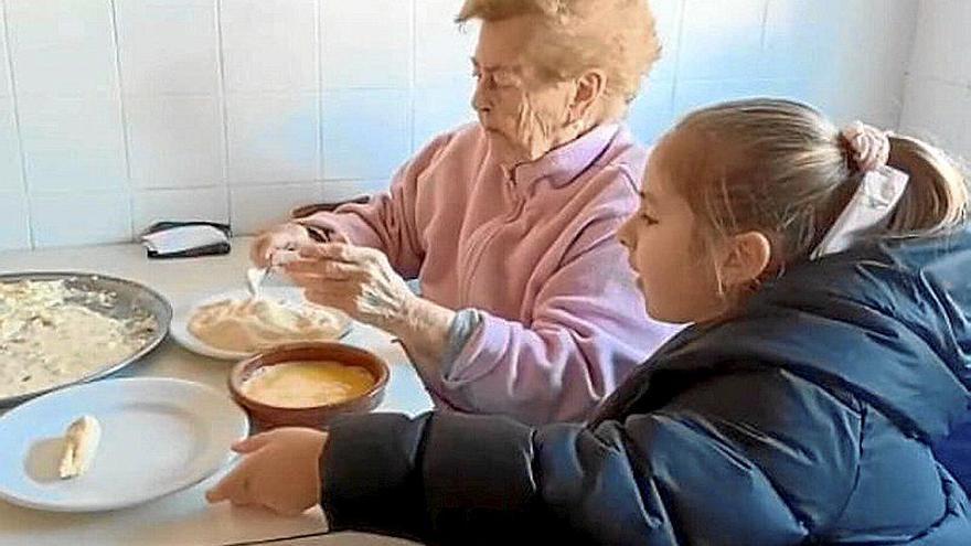 María Ibarguren y su bisnieta Zuriñe, haciendo fritos. Foto: N.G.