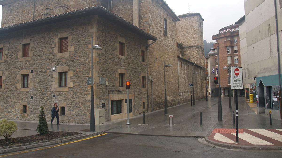 Las viviendas que dan hacia la calle Otalora (en la imagen a la izquierda) también se incluyen en la operación de compraventa.