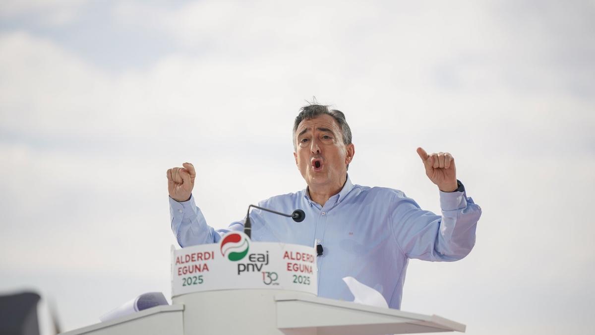 El presidente del PNV, Aitor Esteban, interviene durante la celebración del &#039;Alderdi Eguna&#039;.