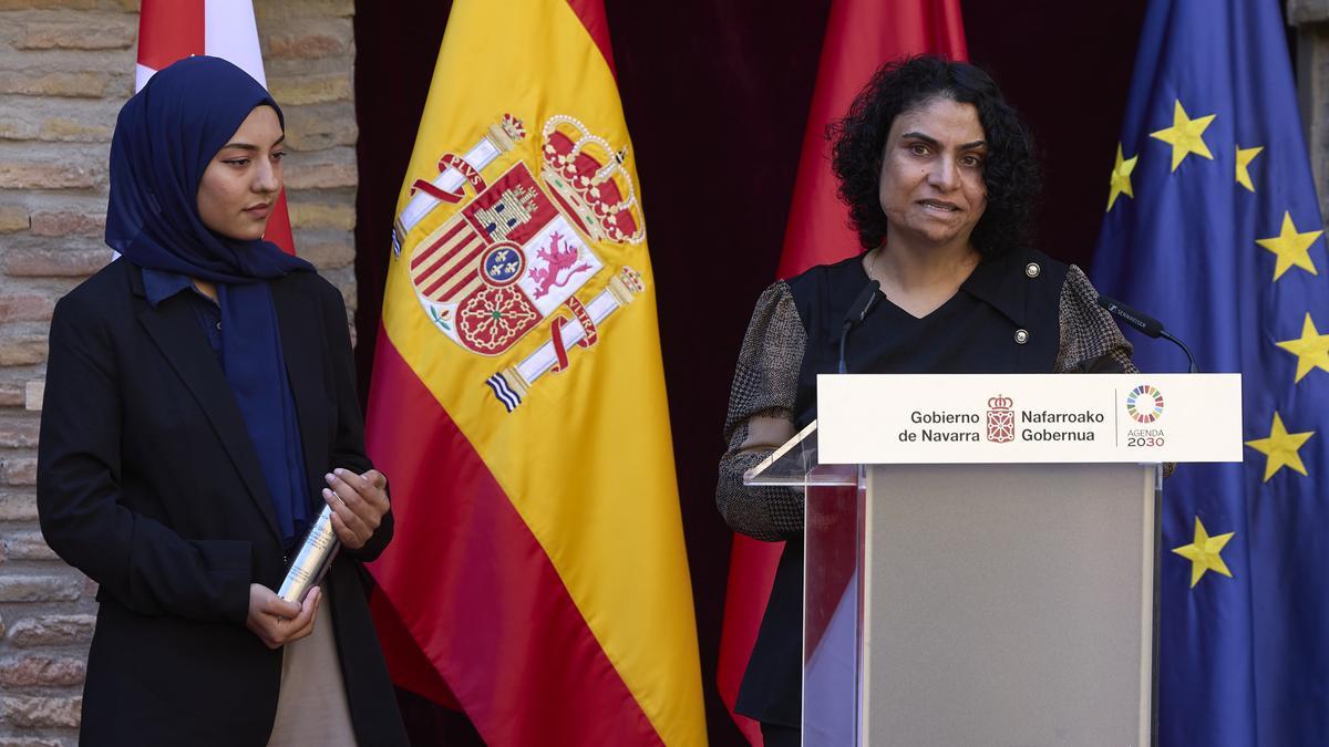 Nadia Ghulam se dirige al publico junto a Zuhal Sherzad.