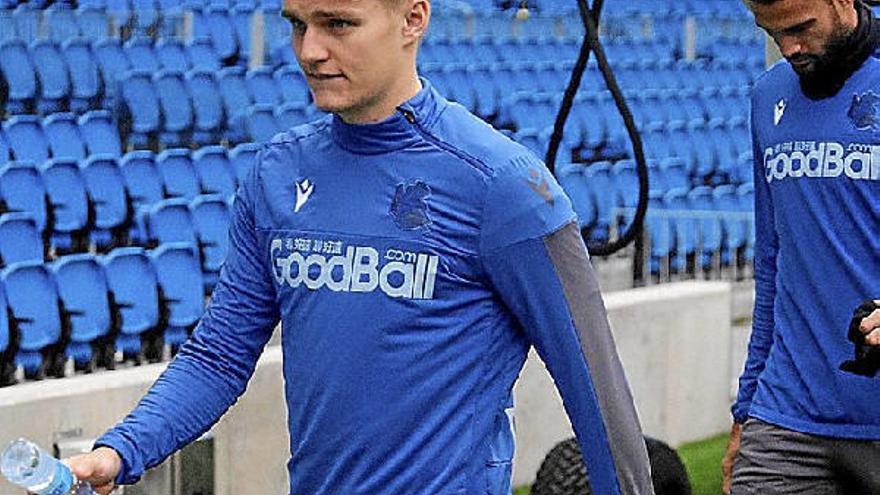 Martin Odegaard salta al campo en un entrenamiento en Zubieta.