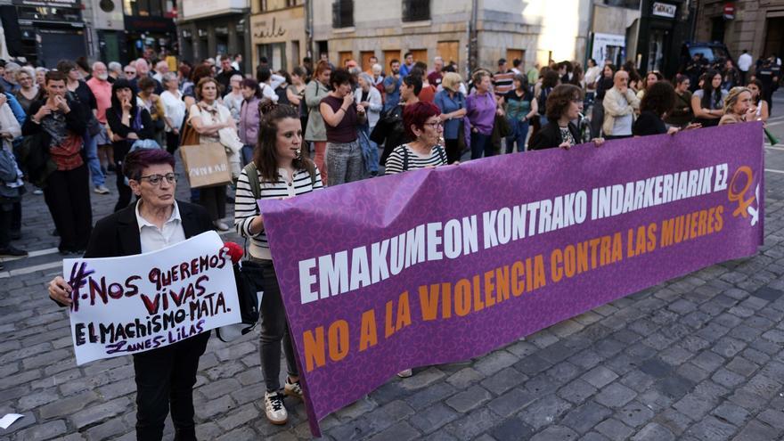 Concentración del grupo feminista Lunes Lila contra el asesinato machista ocurrido en Arguedas