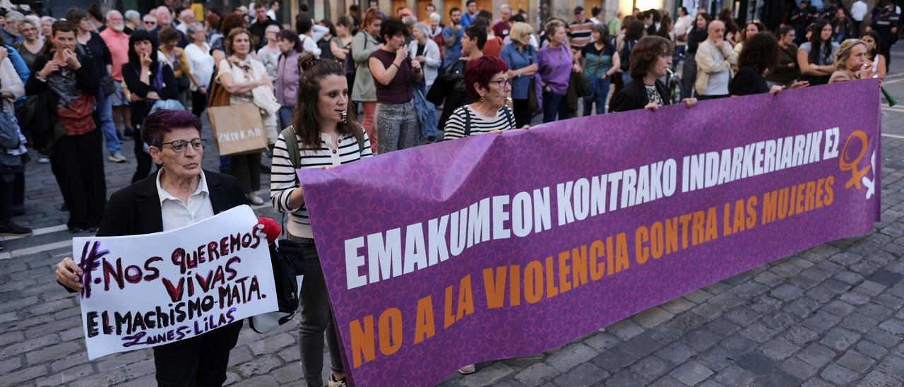 Concentración del grupo feminista Lunes Lila contra el asesinato machista ocurrido en Arguedas