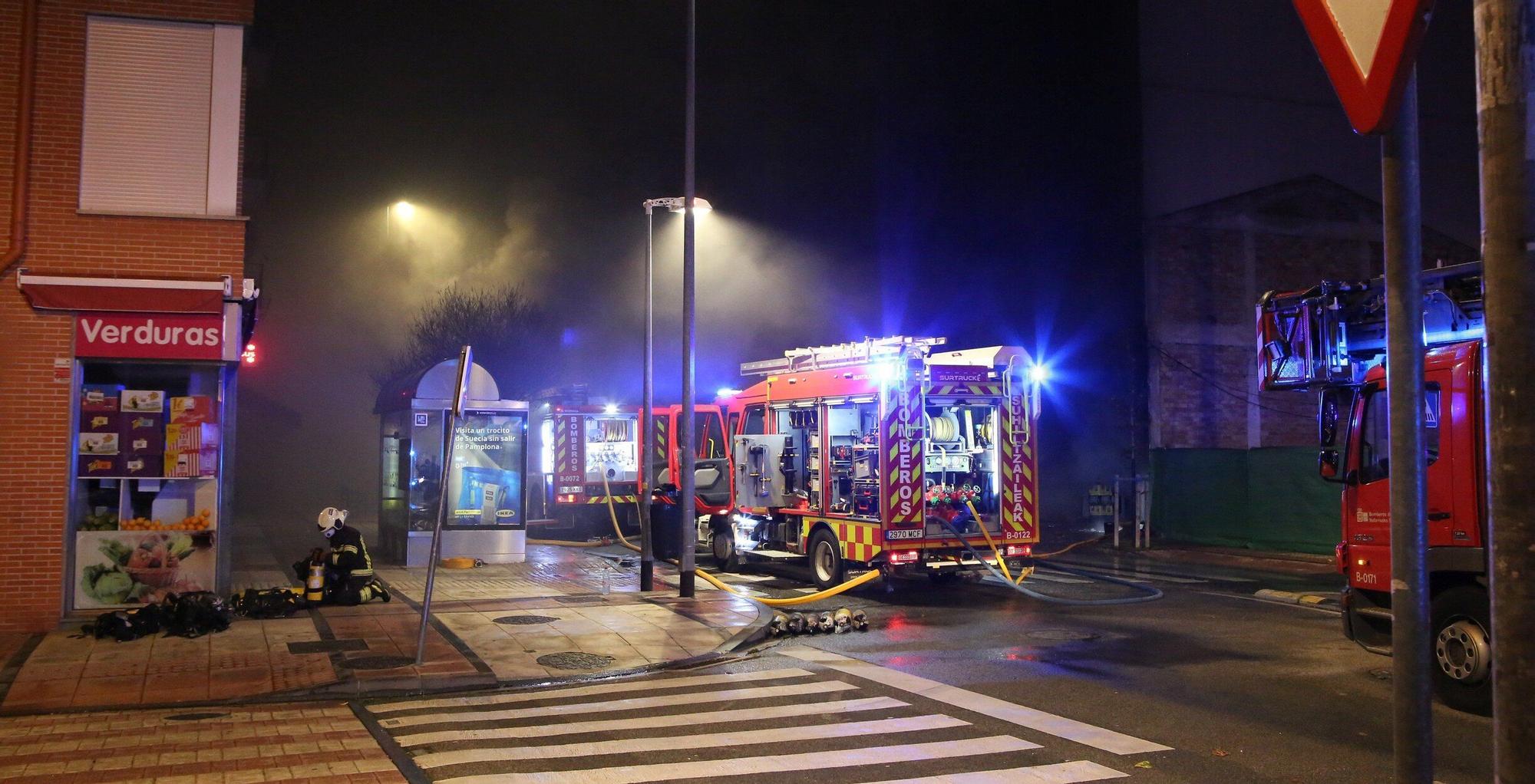 Fotos del incendio de un bazar en la Rochapea