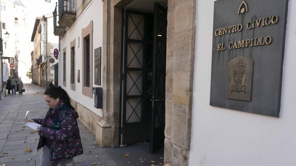 Una usuaria sale del centro cívico de El Campillo