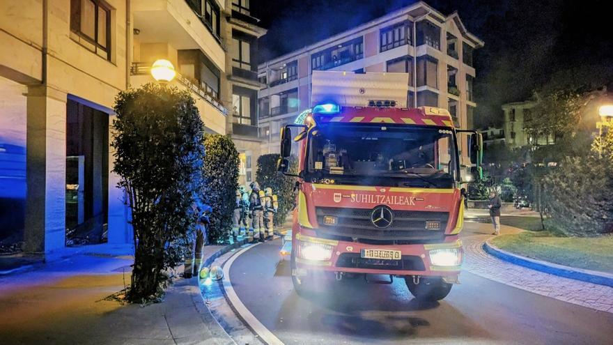El incendio de un vehículo en un garaje subterráneo provoca la alarma en Azpeitia