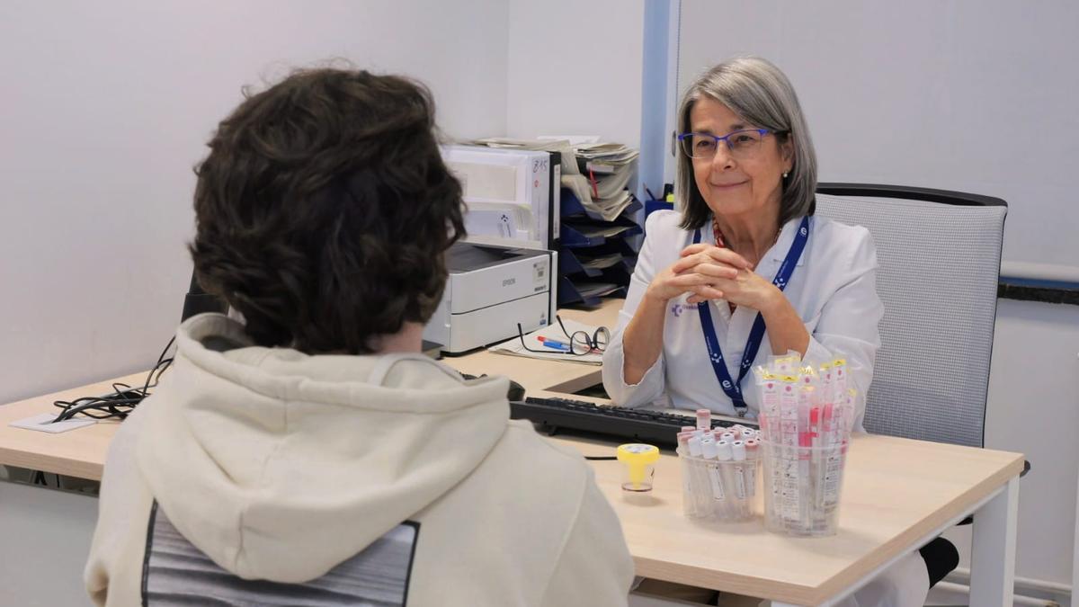Una persona acude a una consulta de ITS en el centro de salud de Bombero Etxaniz (Bilbao).