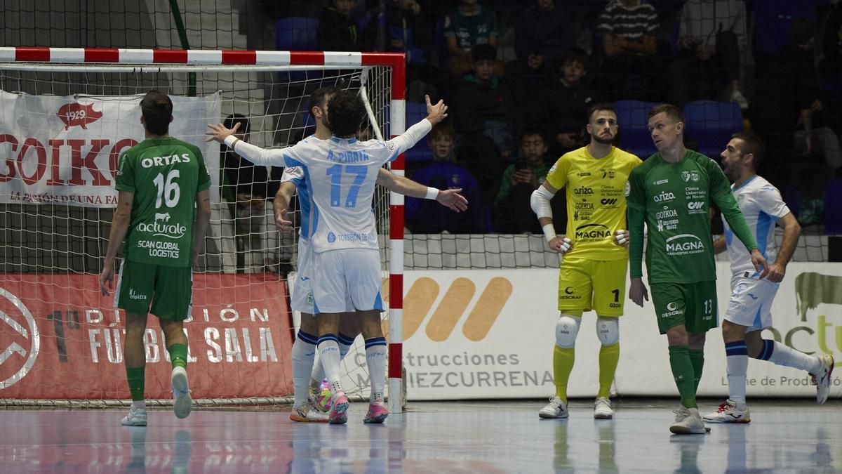 El Movistar Inter celebra uno de los goles contra Osasuna Magna.