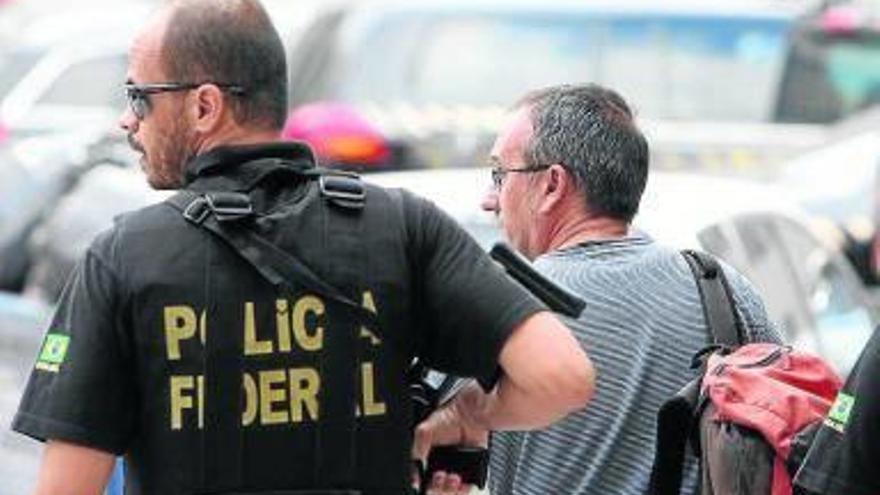 Vizán González, ayer en Río de Janeiro junto a un policía.