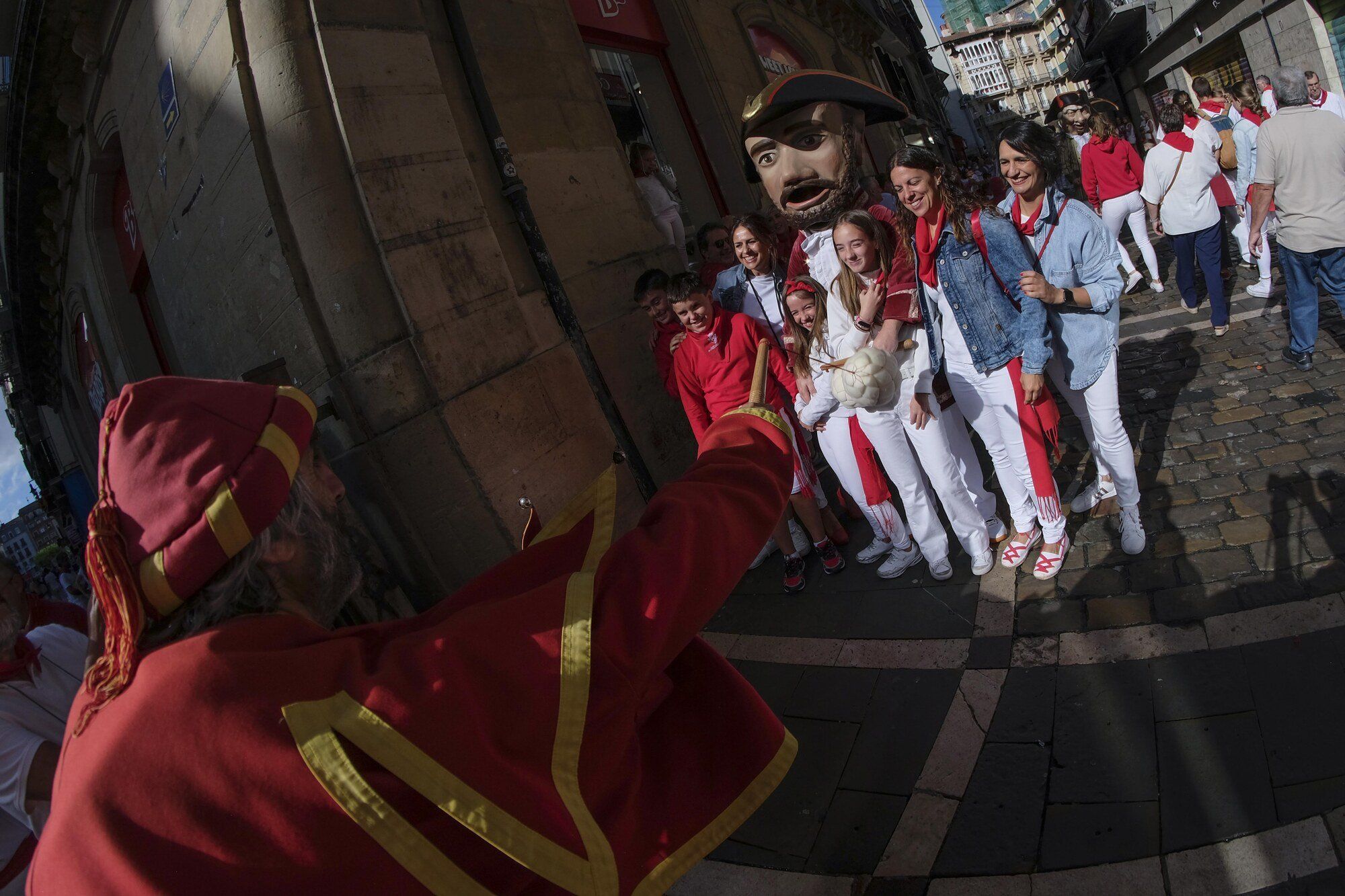 Comparsa de kilikis, cabezudos y gigantes en San Fermín 2022