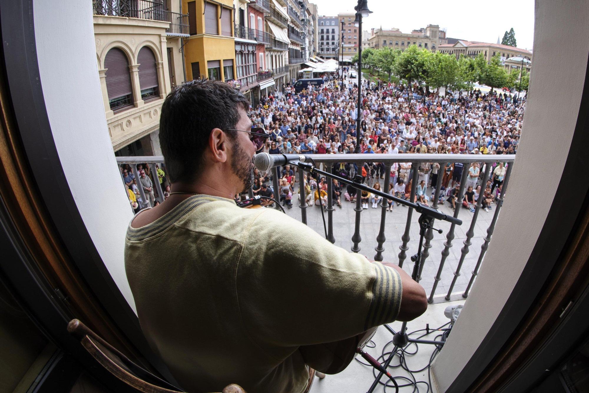 Actuación de Duquende y Julio Romero en la Plaza del Ayuntamiento