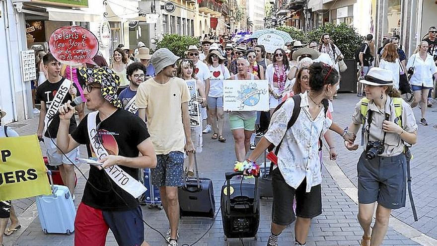 Los vecinos se quejan de que el turismo les echa de sus casas.  | FOTO: E.P.