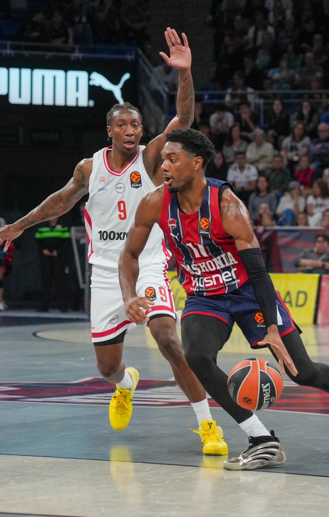Todas las imágenes del Baskonia - Olympiacos en el Buesa Arena