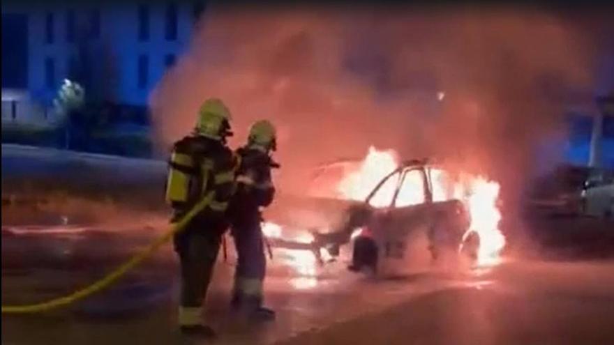 Arde un vehículo a medianoche en una calle de Cintruénigo