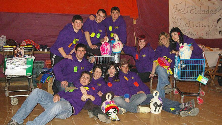 El grupo de quintos de 1991 posa el viernes en la antigua sala Jamaica, antes de la cena.