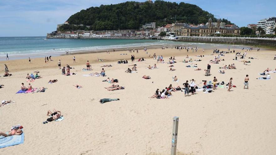 La bandera roja ondea en la playa de la Zurriola por oleaje y la amarilla en cuatro arenales de Gipuzkoa